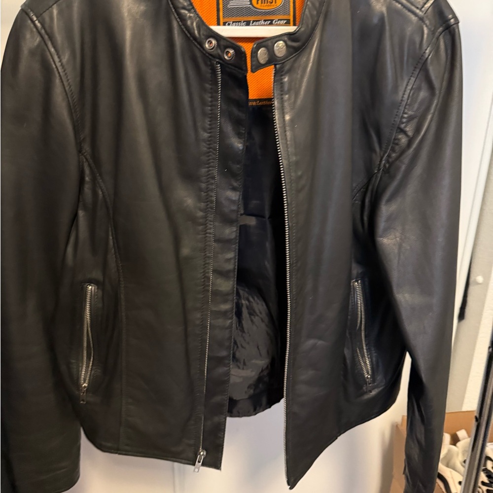 Black Leather Jacket Streamlined Design